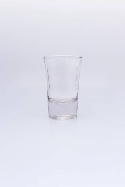 白色背景隔热的空乌佐玻璃杯 — 图库照片