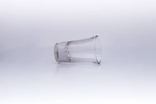 白色背景隔热的空乌佐玻璃杯 — 图库照片