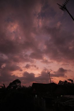 Öğleden sonra bulutlu bir günde Stratus Bulutu. Bulutların tipleri resim depoluyor.