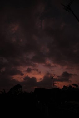 Öğleden sonra bulutlu bir günde Stratus Bulutu. Bulutların tipleri resim depoluyor.