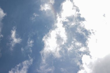 Stratocumulus bulutları açık mavi gökyüzü arkaplanına sahiptir. Bulutların tipleri resim depoluyor.