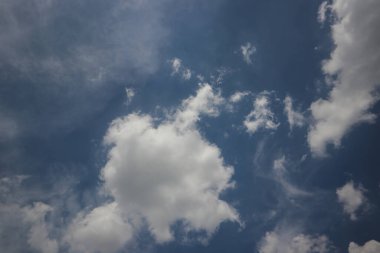 Stratocumulus bulutları açık mavi gökyüzü arkaplanına sahiptir. Bulutların tipleri resim depoluyor.