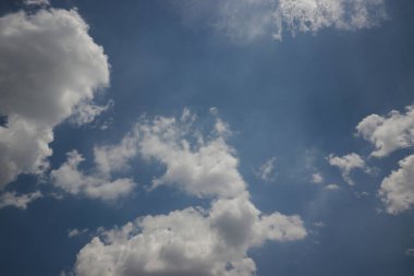 Stratocumulus bulutları açık mavi gökyüzü arkaplanına sahiptir. Bulutların tipleri resim depoluyor.