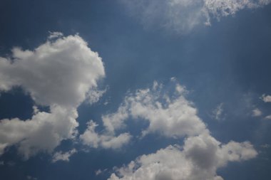 Stratocumulus bulutları açık mavi gökyüzü arkaplanına sahiptir. Bulutların tipleri resim depoluyor.