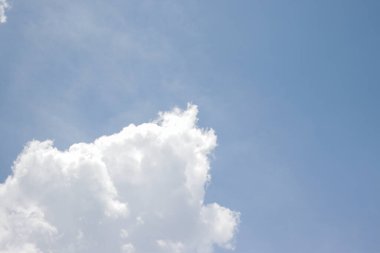 Cumulus bulutları açık mavi gökyüzü arkaplanına sahiptir. Bulutların tipleri resim depoluyor.