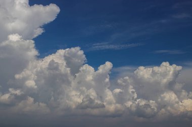 Cumulus bulutları açık mavi gökyüzü arkaplanına sahiptir. Bulutların tipleri resim depoluyor.