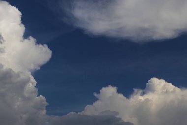 Cumulus bulutları açık mavi gökyüzü arkaplanına sahiptir. Bulutların tipleri resim depoluyor.