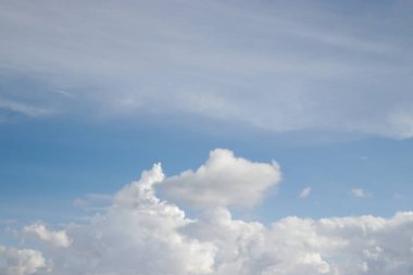 Cumulus bulutları açık mavi gökyüzü arkaplanına sahiptir. Bulutların tipleri resim depoluyor.
