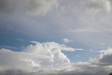 Cumulus bulutları açık mavi gökyüzü arkaplanına sahiptir. Bulutların tipleri resim depoluyor.
