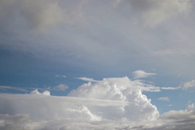 Cumulus bulutları açık mavi gökyüzü arkaplanına sahiptir. Bulutların tipleri resim depoluyor.