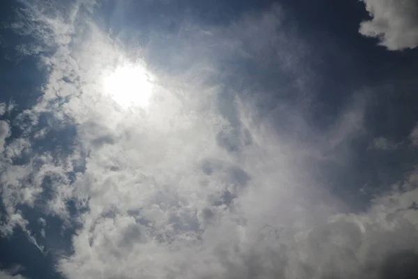 Sol Brilha Através Das Nuvens Cirrus Com Fundo Claro Céu — Fotografia de Stock