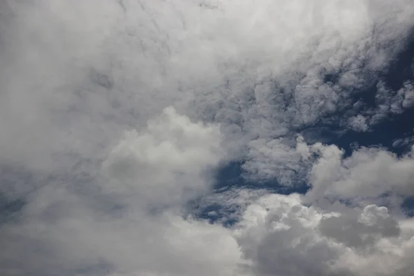 한낮의 배경을 구름이 쌓이는 — 스톡 사진