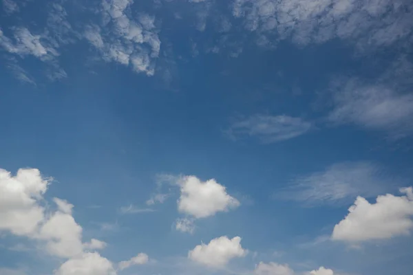 Altocumulus Και Πυκνά Σύννεφα Ένα Καθαρό Μπλε Φόντο Του Ουρανού — Φωτογραφία Αρχείου