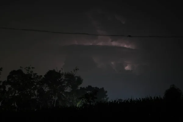 밤에는 폭풍우가 몰아치는 뇌우가 몰아치는 있습니다 구름이 쌓이는 — 스톡 사진