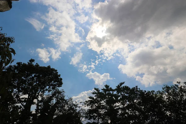 하늘을 배경으로 초승달 모양의 정오가 실루엣으로 배경이 나타난다 구름이 쌓이는 — 스톡 사진
