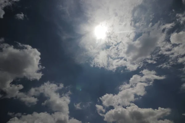 Sol Brilha Através Nuvens Stratocumulus Com Fundo Céu Azul Claro — Fotografia de Stock