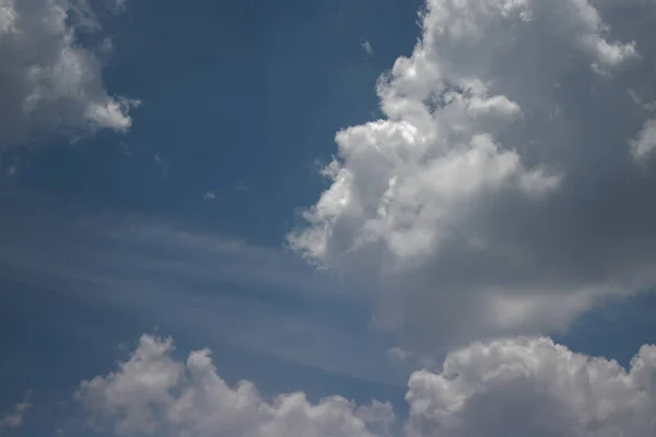 한낮에는 하늘을 배경으로 있었다 구름이 쌓이는 — 스톡 사진