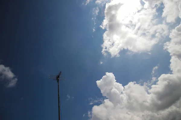 Nubes Cúmulos Con Antena Sobre Fondo Cielo Azul Claro Mediodía — Foto de Stock