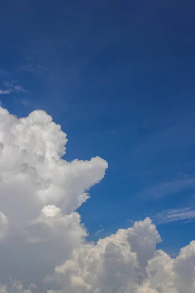 中午时分 蓝天背景清晰的积雨云 云量图像的类型 — 图库照片