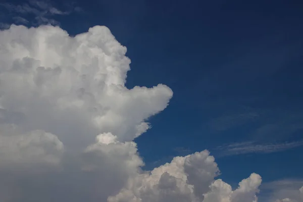 Cumulus Awan Dengan Latar Belakang Langit Biru Yang Jelas Tengah — Stok Foto