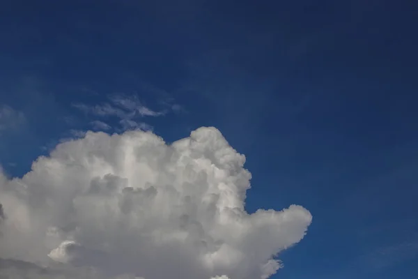 Cumulus Awan Dengan Latar Belakang Langit Biru Yang Jelas Tengah — Stok Foto