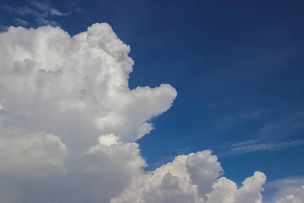 中午时分 蓝天背景清晰的积雨云 云量图像的类型 — 图库照片