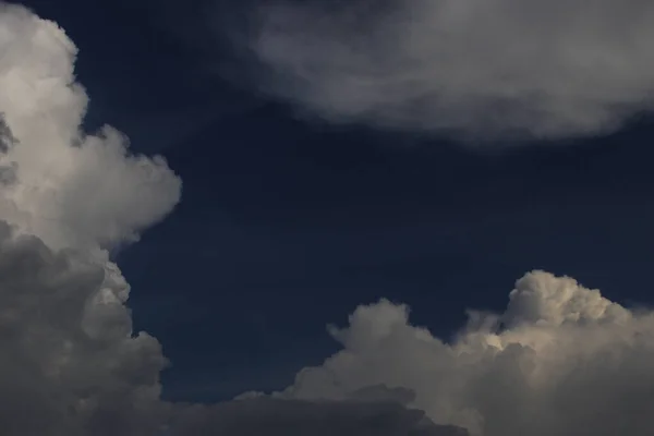 한낮에는 하늘을 배경으로 있었다 구름이 쌓이는 — 스톡 사진