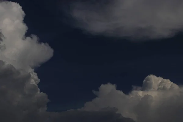 Cumulus Awan Dengan Latar Belakang Langit Biru Yang Jelas Tengah — Stok Foto