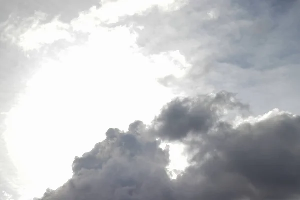 中午时分 积雨云的背景 云量图像的类型 — 图库照片
