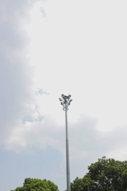 Gün ortasında bulutlu bir geçmişi olan LED parkı.