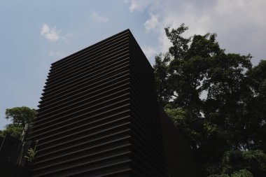 Mimari detayı, gökyüzüne karşı modern bina cephesi köşesi. Mimarlık konsepti stok fotoğrafları.