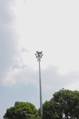 Gün ortasında bulutlu bir geçmişi olan LED parkı.