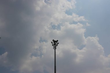 Gün ortasında bulutlu bir geçmişi olan LED parkı.