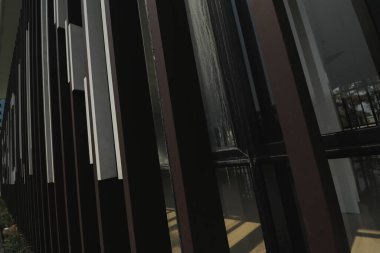 Mimari detayı, gökyüzüne karşı modern bina cephesi köşesi. Mimarlık konsepti stok fotoğrafları.