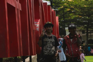 Bandung, Batı Java, Endonezya - 23 Eylül 2019: Salgından önce Bandung şehir meydanında (alun-alun Bandung) serseri genç.