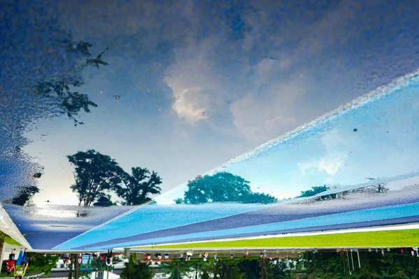 Tack Correndo Azul Branco Com Reflexão Água Após Chuva — Fotografia de Stock