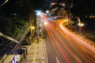 Bandung, Batı Java, Endonezya - 16 Eylül 2019: Jalan Merdeka Bandung Geceleri ışık izleri.