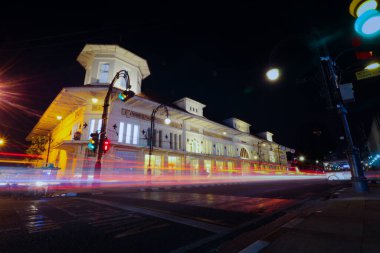 Bandung, Batı Cava, Endonezya - 16 Eylül 2019: Asya Afrika Caddesi 'ndeki aydınlık izli fotoğrafçılardan oluşan De Vries binası.
