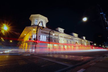 Bandung, Batı Cava, Endonezya - 16 Eylül 2019: Asya Afrika Caddesi 'ndeki aydınlık izli fotoğrafçılardan oluşan De Vries binası.