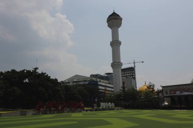 Bandung, West Java, Endonezya - 23 Eylül 2019: Bandung şehir meydanı (alun-alun Bandung) Büyük cami, An Icon and Public Park in Downtown, Asia