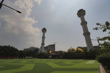 Bandung, West Java, Endonezya - 23 Eylül 2019: Bandung şehir meydanı (alun-alun Bandung) Büyük cami, An Icon and Public Park in Downtown, Asia