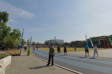 Bandung, Batı Java, Endonezya - 4 Ekim 2019: Gedung Sate Bandung 'da yer alan Lapangan Gasibu adlı pistte koşan insanların görüntüsü.