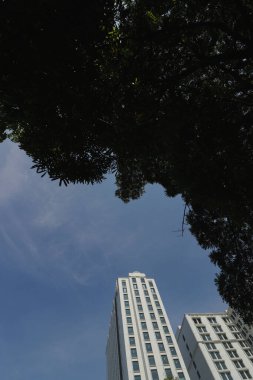 Bandung, Batı Java, Endonezya - Ekim 04, 2019: Gedung Sate Bandung 'un önünde yer alan Lapangan Gasibu yakınlarındaki yüksek açılı bina.