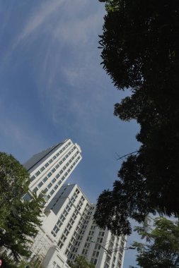 Bandung, Batı Java, Endonezya - Ekim 04, 2019: Gedung Sate Bandung 'un önünde yer alan Lapangan Gasibu yakınlarındaki yüksek açılı bina.