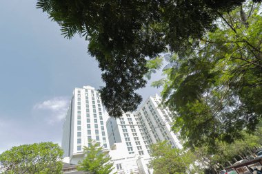 Bandung, Batı Java, Endonezya - Ekim 04, 2019: Gedung Sate Bandung 'un önünde yer alan Lapangan Gasibu yakınlarındaki yüksek açılı bina.