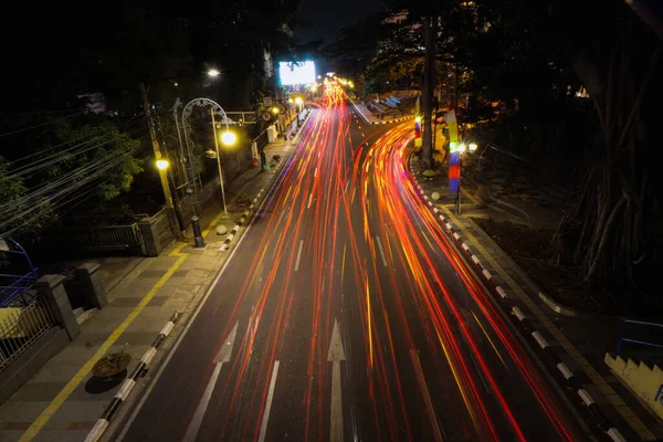 印度尼西亚西爪哇万隆 2019年9月16日 梅尔代卡 Jalan Merdeka Bandung 夜间拍摄小径照片 — 图库照片