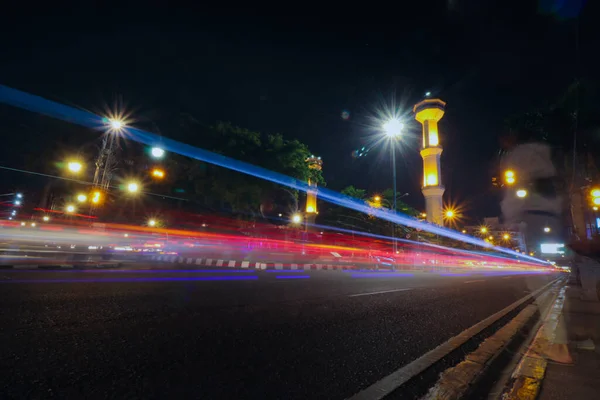 印度尼西亚西爪哇万隆 2019年9月16日 万隆镇广场在大流行病爆发前的夜晚使用光迹摄影 — 图库照片