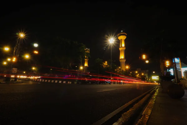 印度尼西亚西爪哇万隆 2019年9月16日 万隆镇广场在大流行病爆发前的夜晚使用光迹摄影 — 图库照片