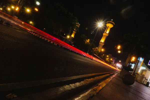 インドネシアの西ジャワ州バンドン 9月16 2019 パンデミックの前の軽いトレイル写真と夜のバンドンの町の広場 — ストック写真