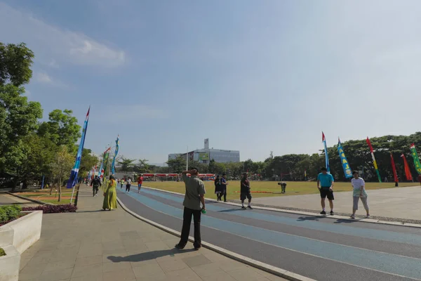 Bandung, Batı Java, Endonezya - 4 Ekim 2019: Gedung Sate Bandung 'da yer alan Lapangan Gasibu adlı pistte koşan insanların görüntüsü.
